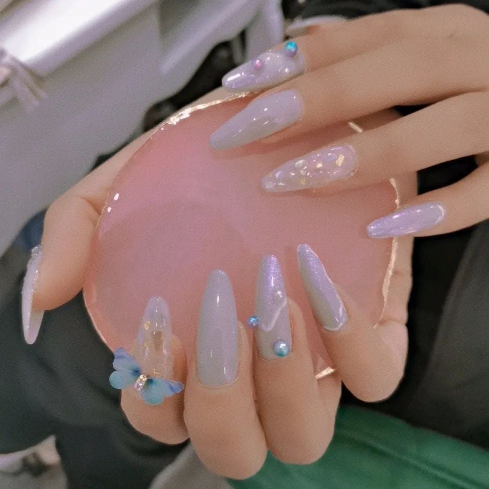 蝴蝶+極光色美甲，太美了