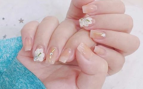 美出天際的日系立體雕花美甲