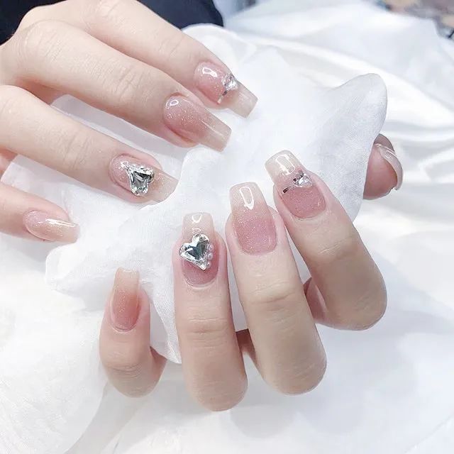春夏最火的裸透色美甲，誰做誰美
