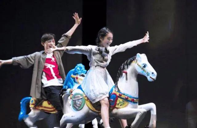 黃磊女兒穿露腰bra上熱搜引爭議：孫莉，你怎么養(yǎng)的女兒！