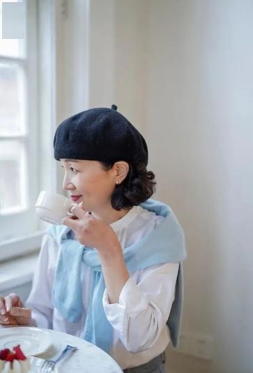 女人到了中年，放棄牛仔褲配運(yùn)動(dòng)鞋吧！瞧三木媽媽這樣穿，太氣質(zhì)