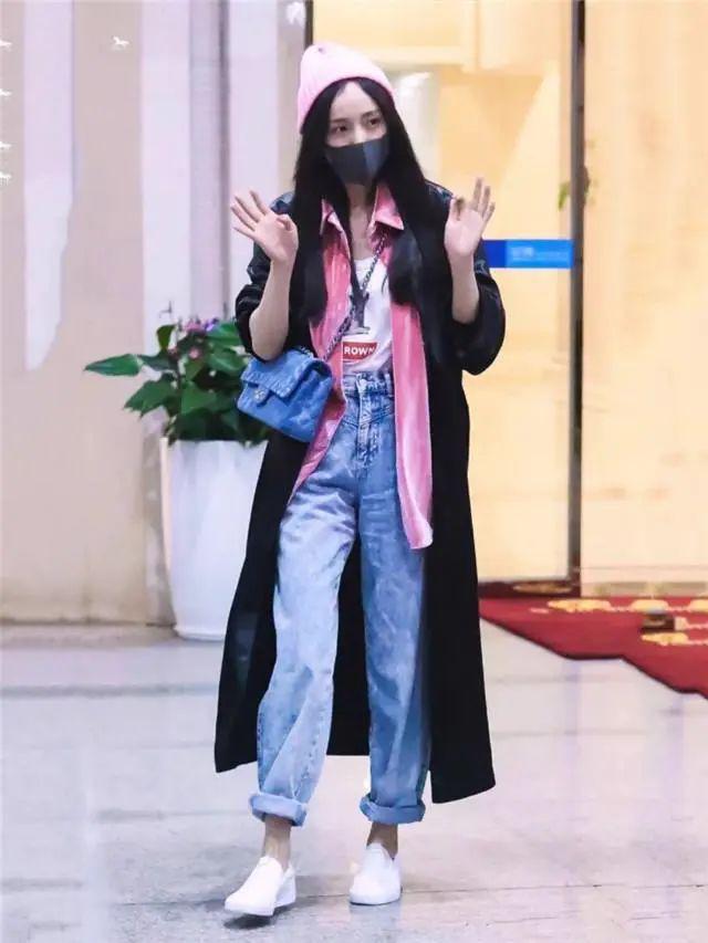 風衣不吃香了，現(xiàn)在正流行這件“腳踝衣”，顯瘦高級，明星都愛了