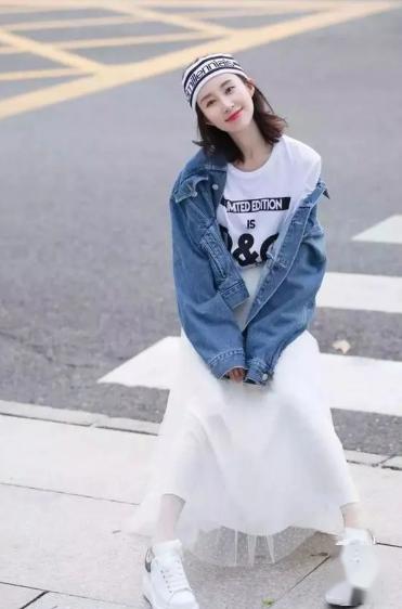 扔掉你的衛(wèi)衣吧！今年流行“字母衫+半身裙”，時髦顯嫩很優(yōu)雅