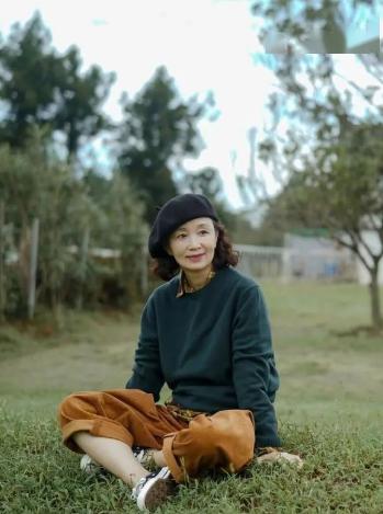 女人到了中年，放棄牛仔褲配運(yùn)動(dòng)鞋吧！瞧三木媽媽這樣穿，太氣質(zhì)