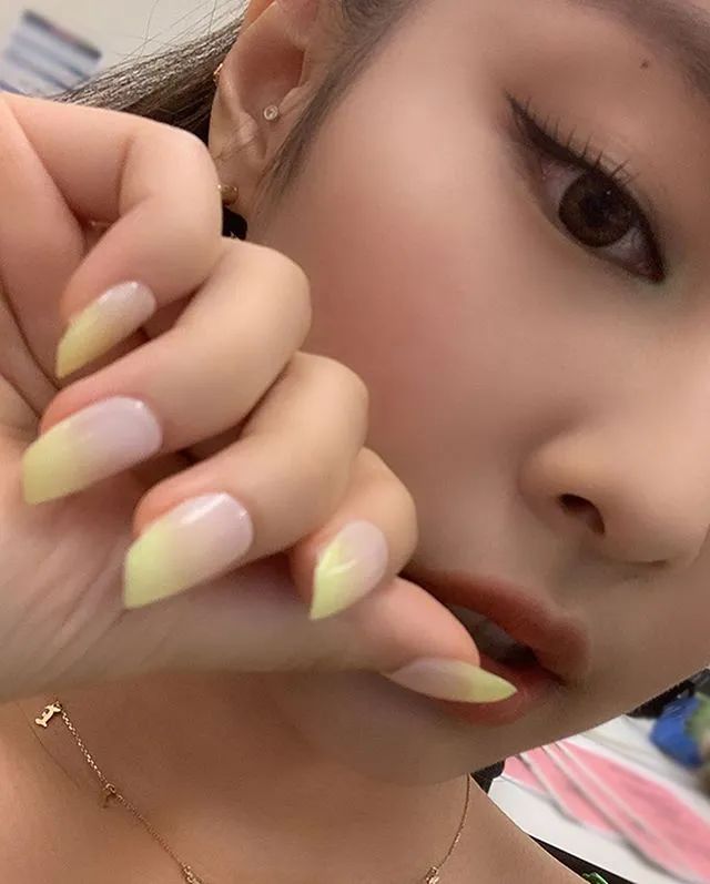 Lisa、宋妍霏……同款美甲，我都給你們扒出來了！