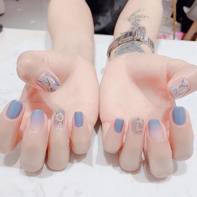 高級(jí)！這才是藍(lán)色美甲的正確打開(kāi)方式