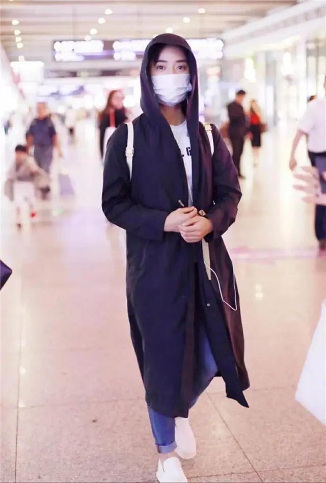 風衣不吃香了，現(xiàn)在正流行這件“腳踝衣”，顯瘦高級，明星都愛了