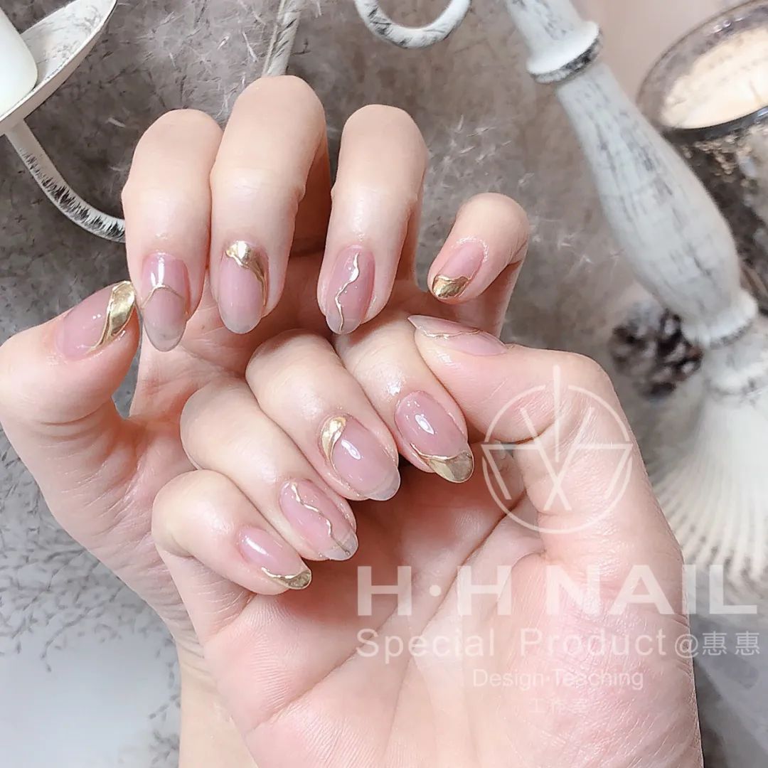 春夏最火的裸透色美甲，誰做誰美