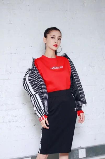 扔掉你的衛(wèi)衣吧！今年流行“字母衫+半身裙”，時髦顯嫩很優(yōu)雅