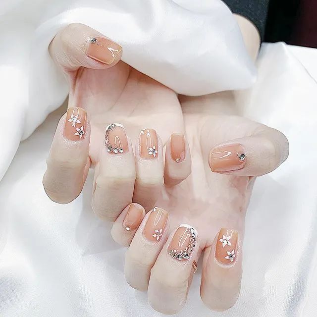 春夏最火的裸透色美甲，誰做誰美