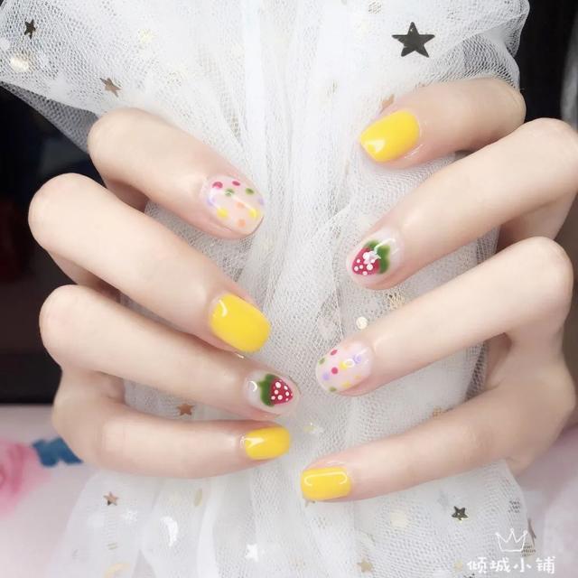 春季好好撩人的草莓美甲