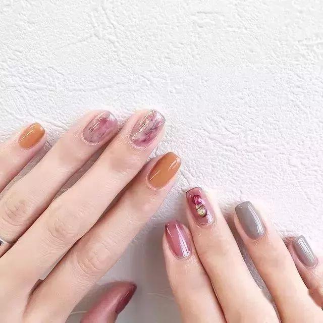 適合上班、約會(huì)的好感度美甲，美的不重樣