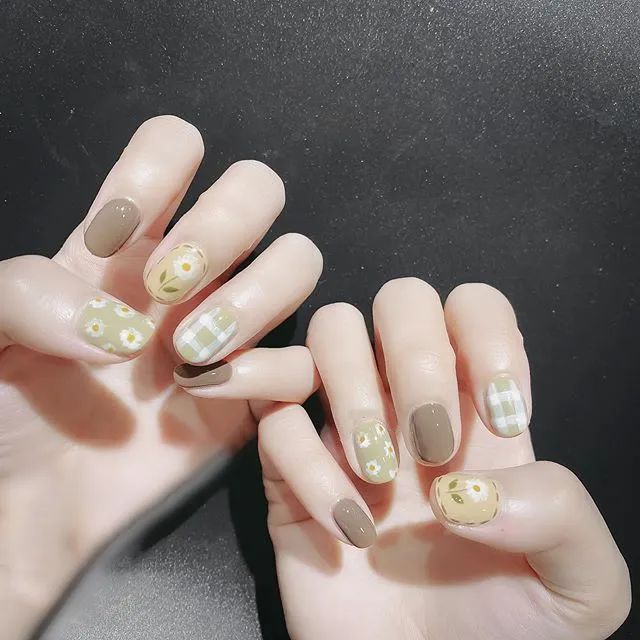 夏天就該做清新的碎花美甲