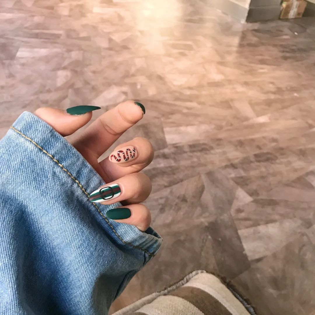 大牌風logo美甲看起來美爆了