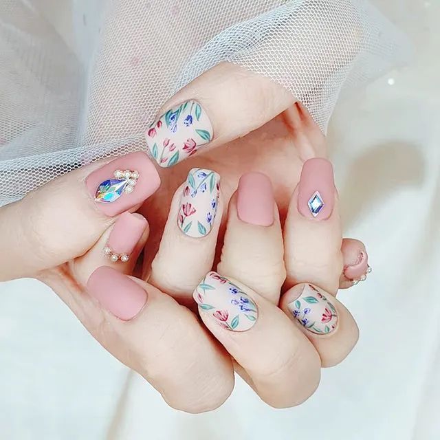 夏天就該做清新的碎花美甲