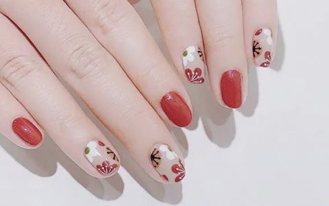 夏天就該做清新的碎花美甲