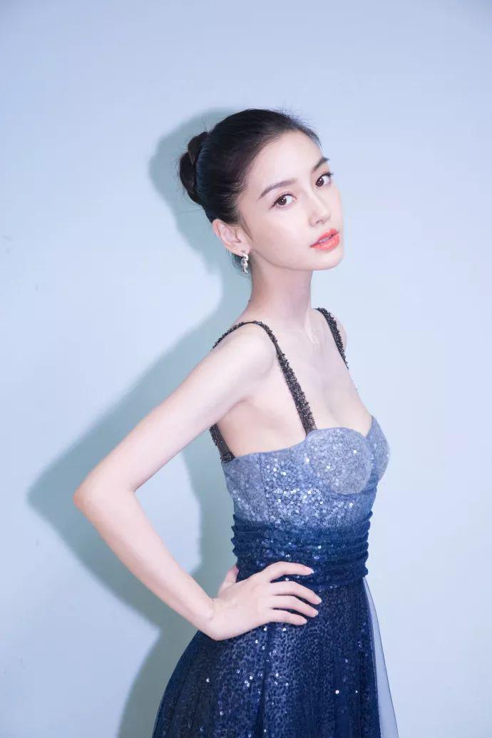 今年的露肩小心機(jī)，現(xiàn)在最流行的裙子長這樣