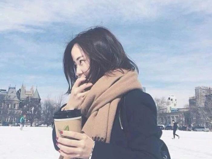 女人說：“這世界上的愛情是存在的，只是不會(huì)降臨在我身上”