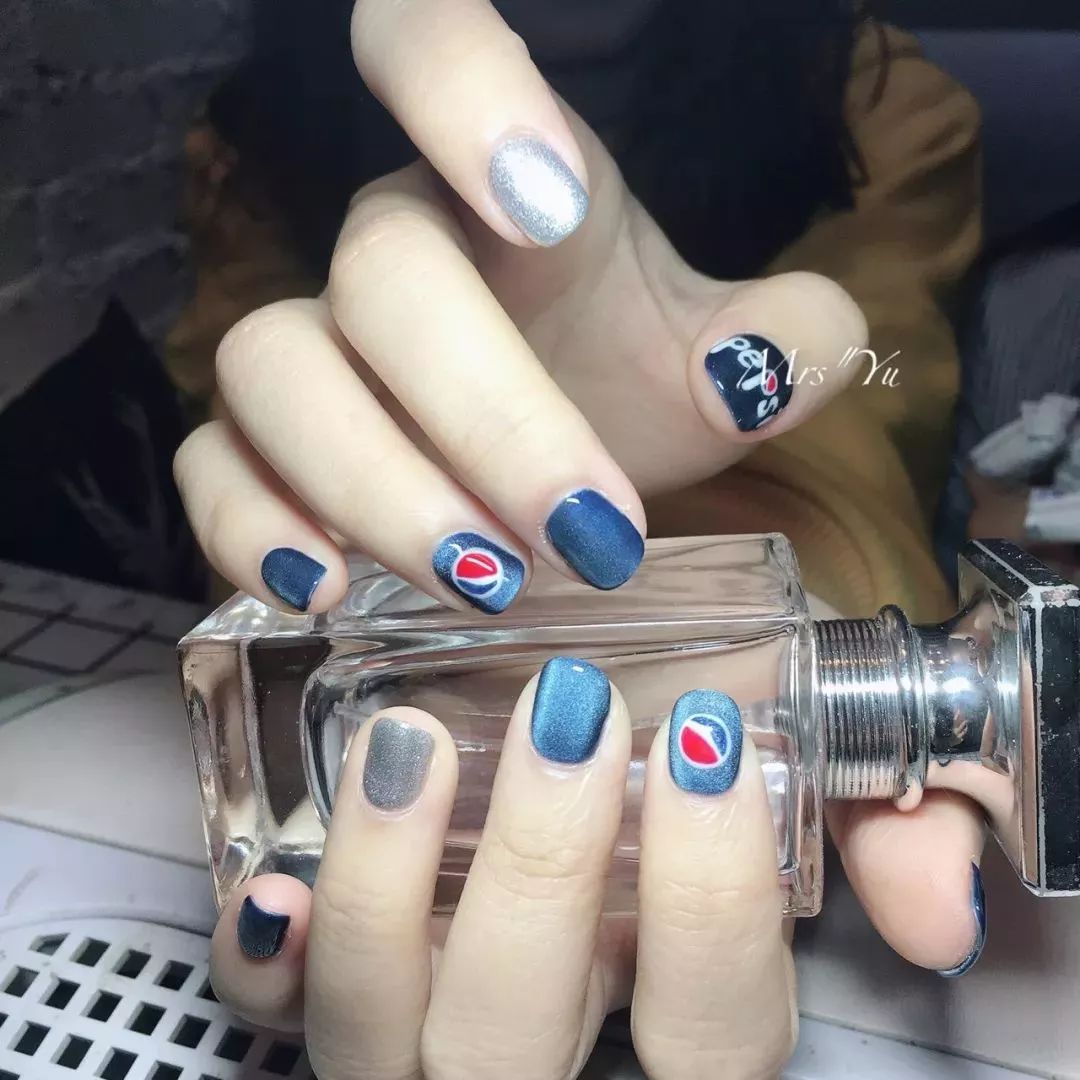 火熱夏季 來款冰爽的可樂美甲降溫吧