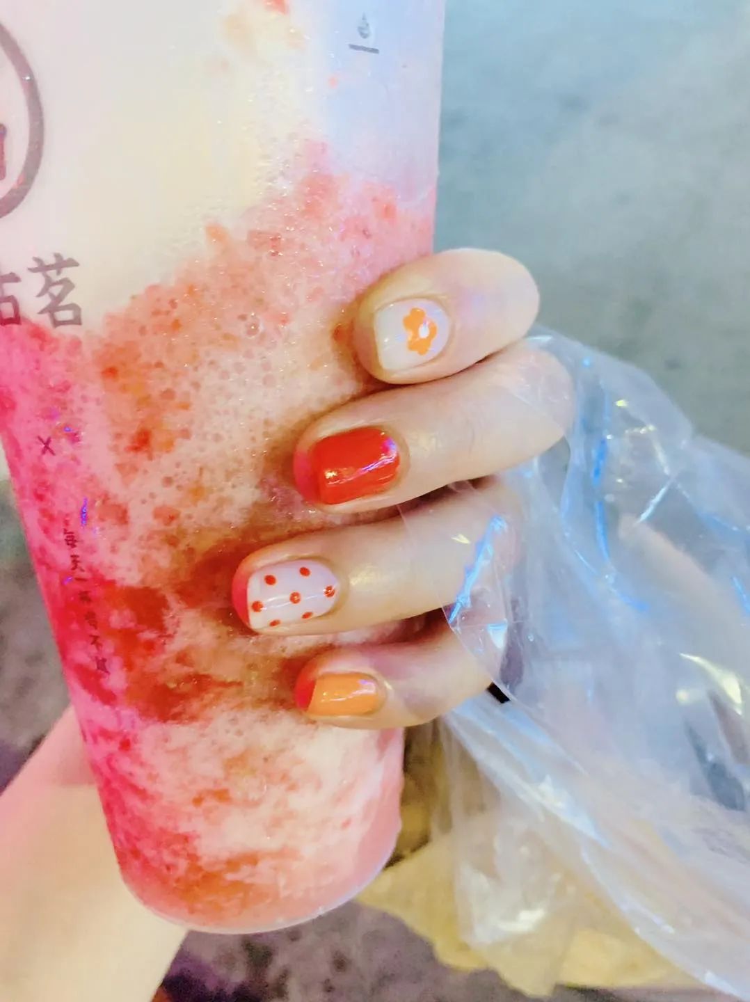來看看大家最近都做了什么美甲款式