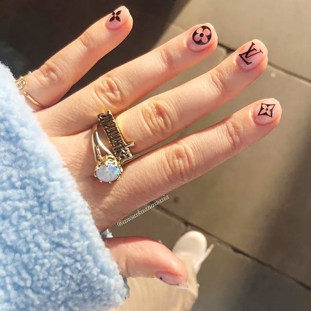 大牌風logo美甲看起來美爆了