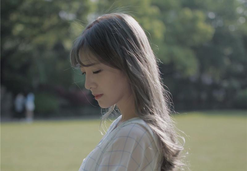女人說：“這世界上的愛情是存在的，只是不會(huì)降臨在我身上”