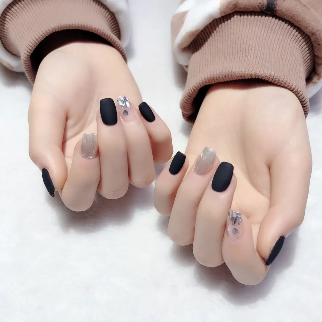 黑色美甲怎么搭，更高級？