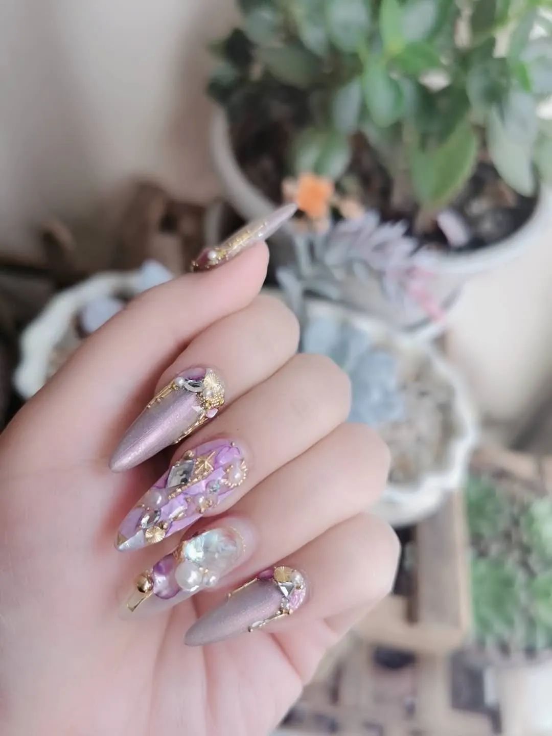 來看看大家最近都做了什么美甲款式
