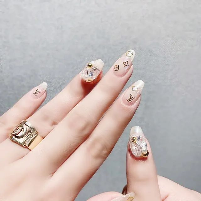 大牌風logo美甲看起來美爆了