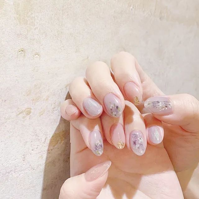 夏天就該做清新的碎花美甲