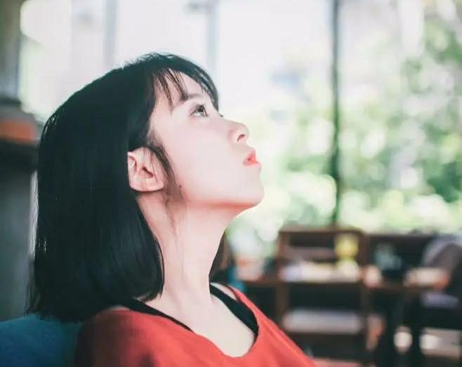 女人說：“這世界上的愛情是存在的，只是不會(huì)降臨在我身上”