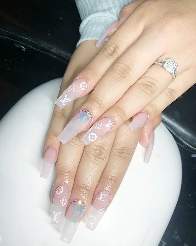 大牌風logo美甲看起來美爆了