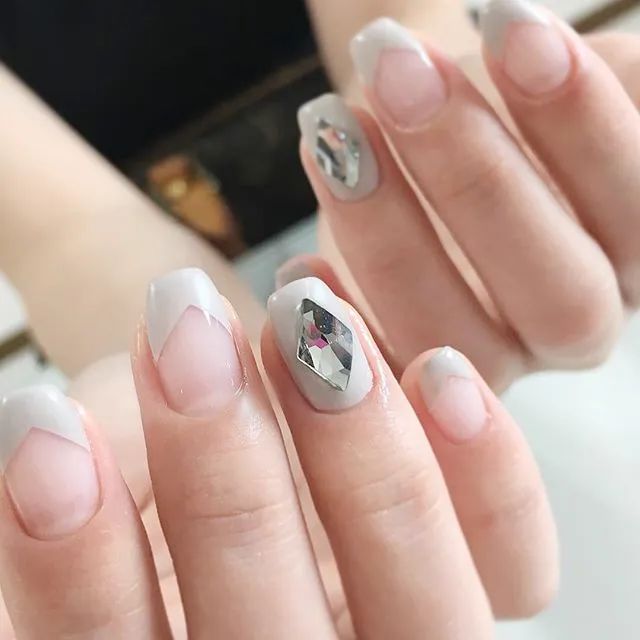 想要顯手長(zhǎng)？試試V法式美甲吧！