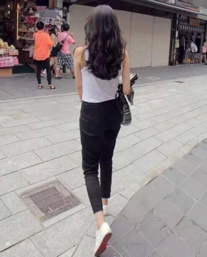 天熱了換個(gè)什么發(fā)型呢？顯臉小的！