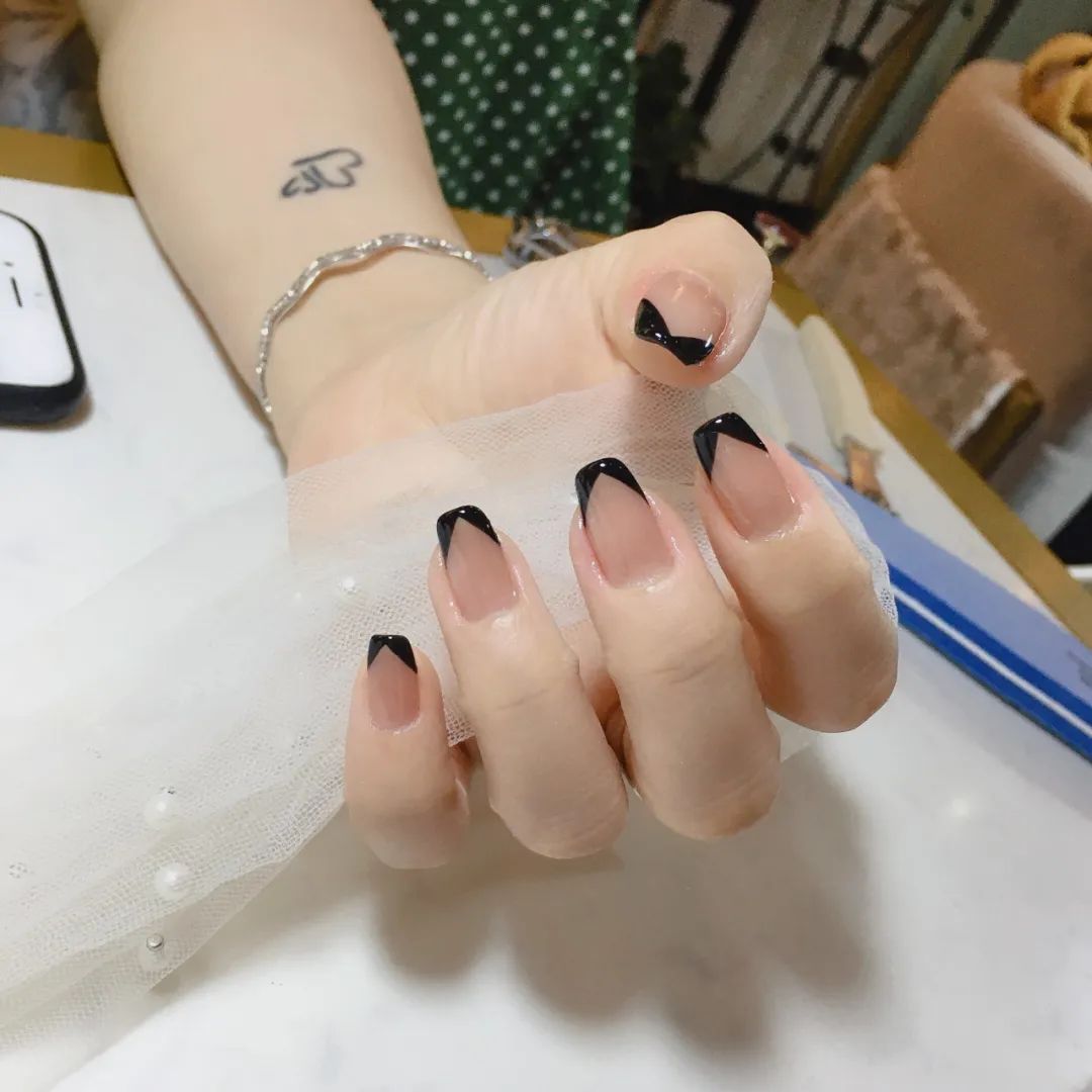 想要顯手長(zhǎng)？試試V法式美甲吧！