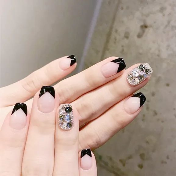 想要顯手長(zhǎng)？試試V法式美甲吧！