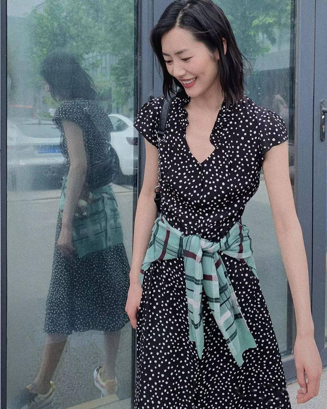 普通衣服的高級(jí)穿法：衣服“打個(gè)結(jié)”才時(shí)髦！