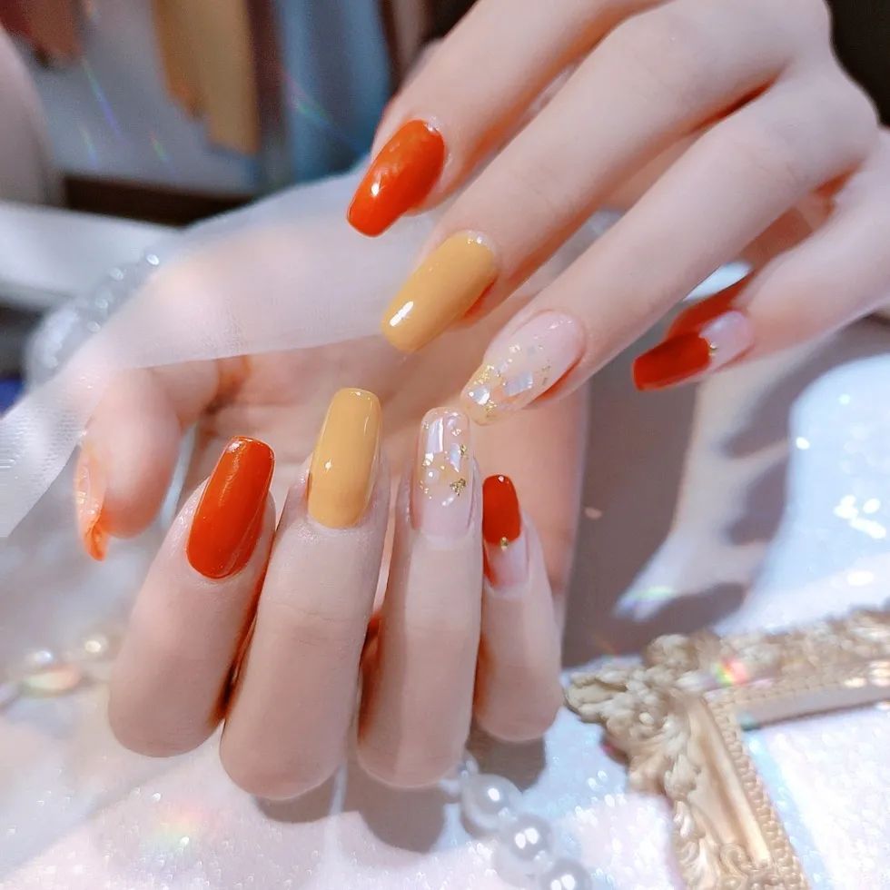 做款黃色系美甲，讓盛夏的你更亮眼