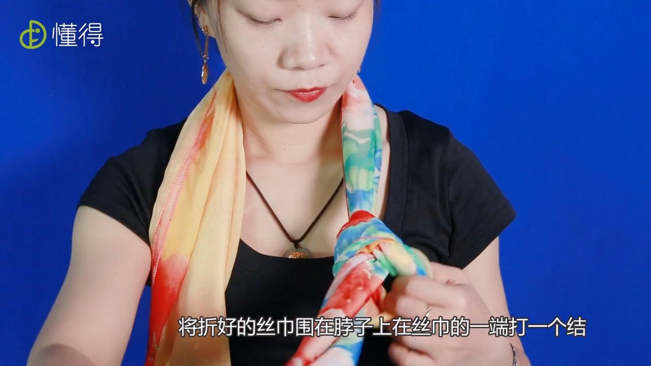 在絲巾的一端打一個結 在絲巾的一端打一個結