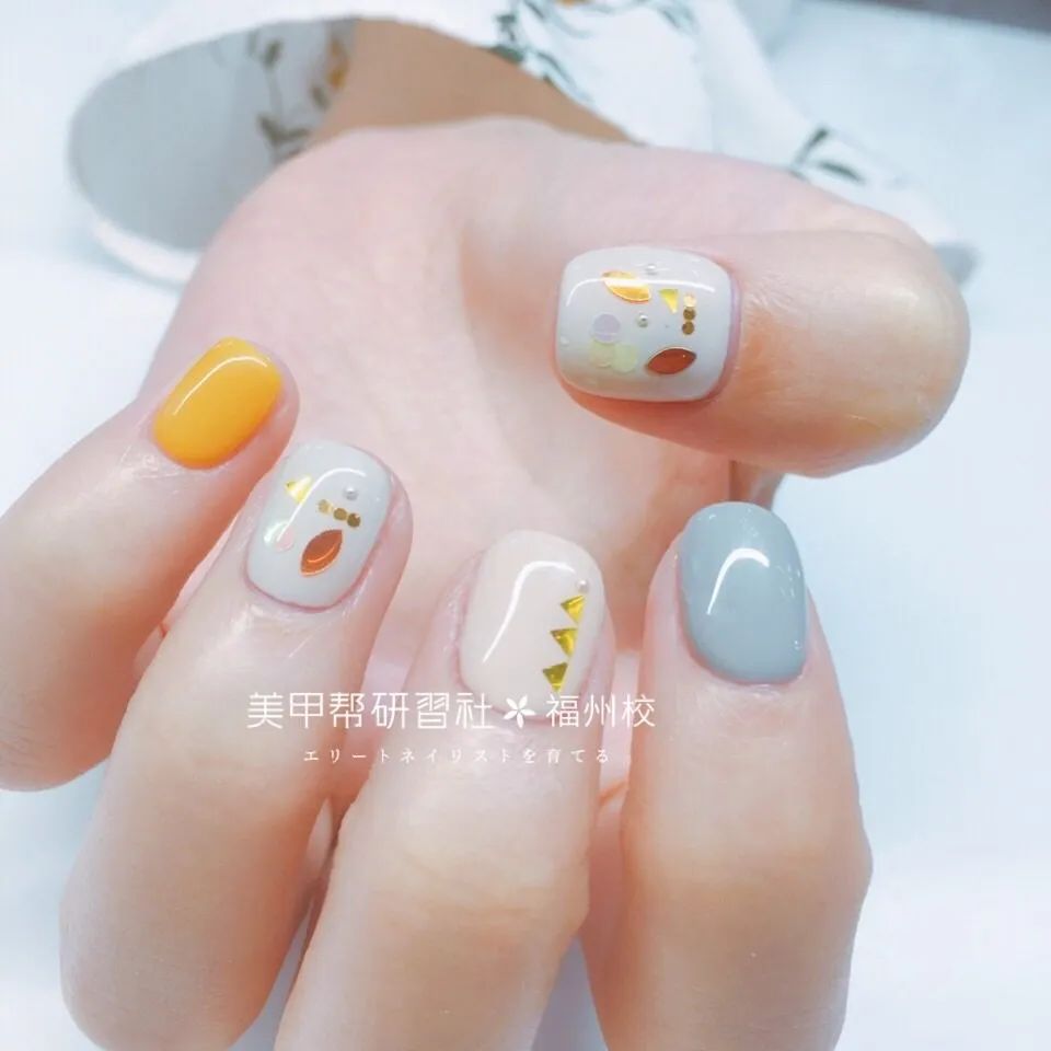 不同風(fēng)格的短圓美甲，也是很美的