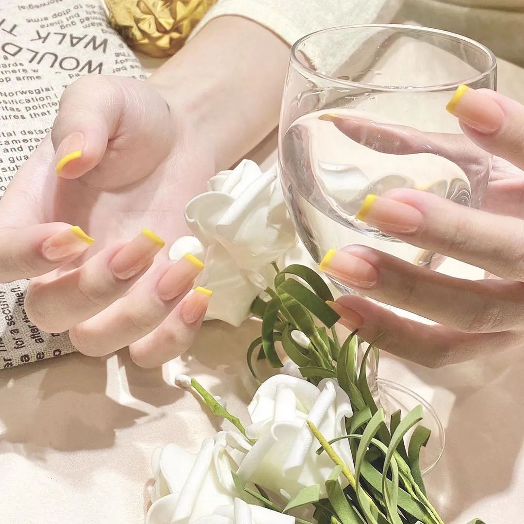 做款黃色系美甲，讓盛夏的你更亮眼