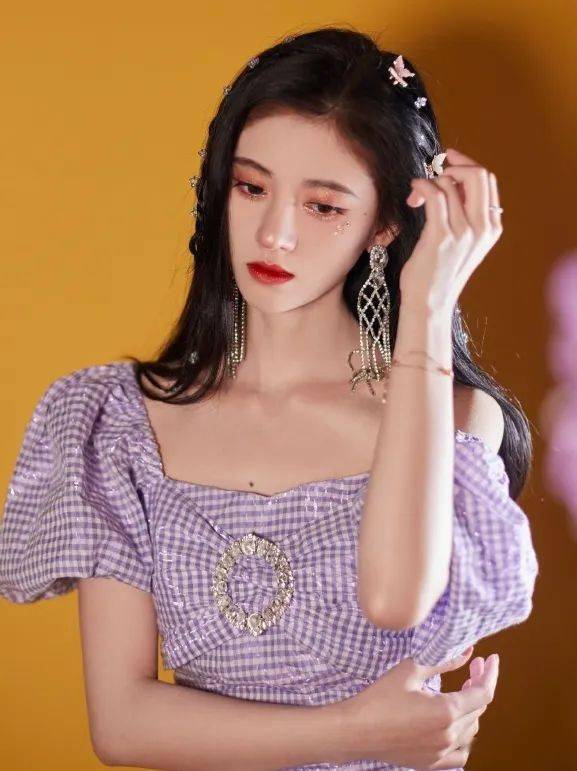 50%純純少女感 + 50%撩人小性感的 “ 純欲風 ” 穿搭也太好看了吧！