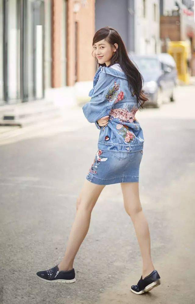 百搭還減齡，一條牛仔裙?jié)M足你夏天所有的時(shí)髦搭配
