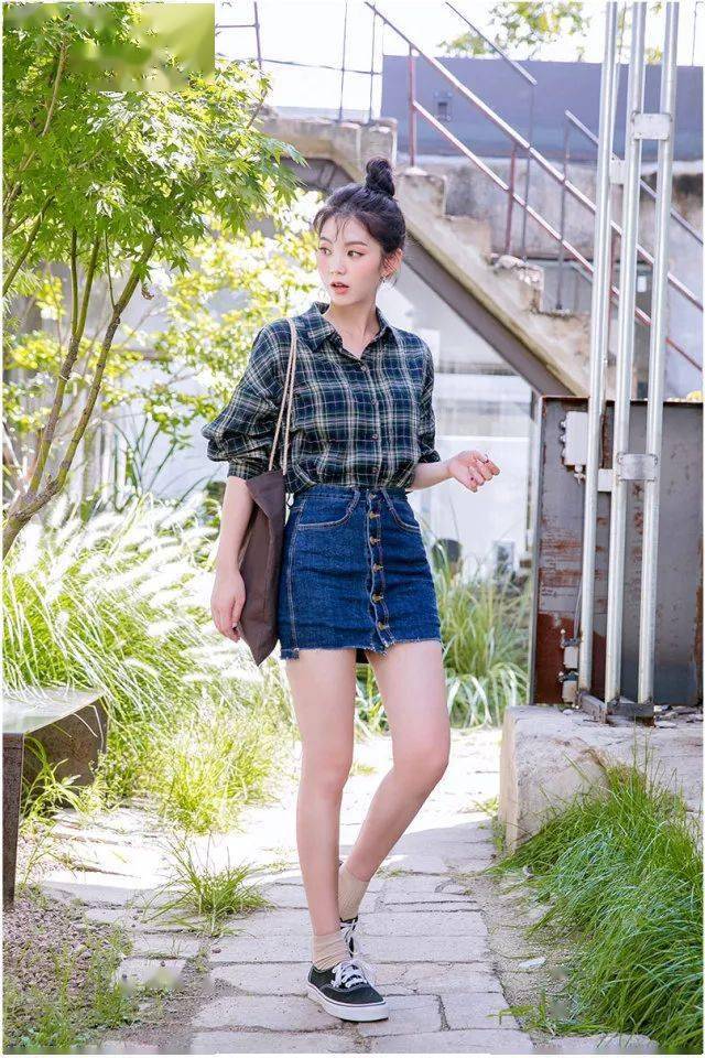 百搭還減齡，一條牛仔裙?jié)M足你夏天所有的時(shí)髦搭配