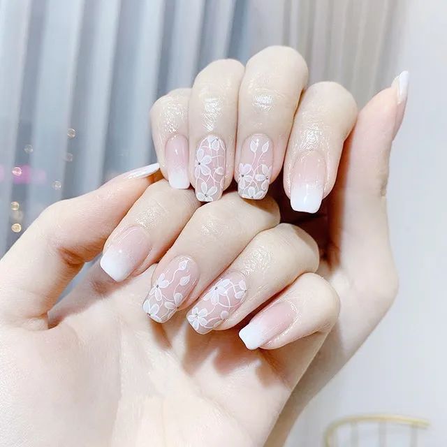 干凈又簡約，白色系美甲最百搭