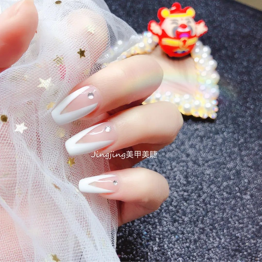 干凈又簡約，白色系美甲最百搭
