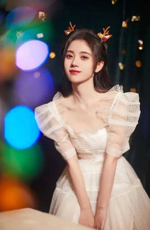 50%純純少女感 + 50%撩人小性感的 “ 純欲風 ” 穿搭也太好看了吧！
