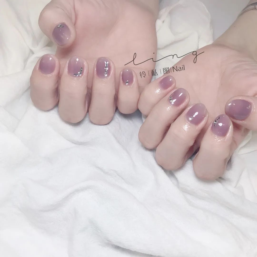 不同風格的短圓美甲，也是很美的