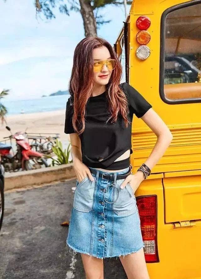 百搭還減齡，一條牛仔裙?jié)M足你夏天所有的時(shí)髦搭配