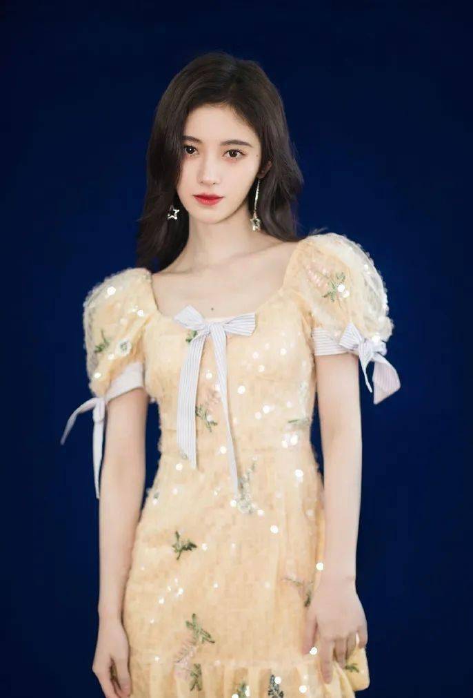 50%純純少女感 + 50%撩人小性感的 “ 純欲風 ” 穿搭也太好看了吧！
